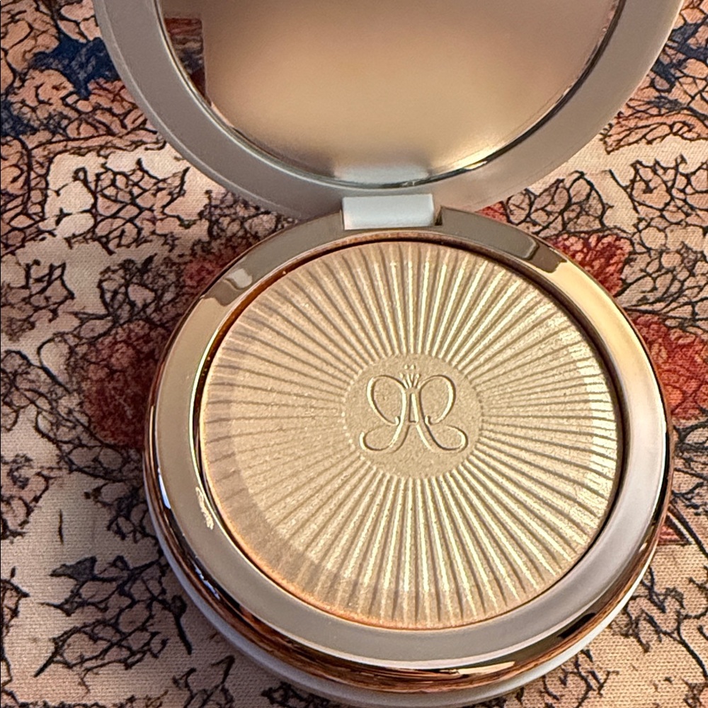 Anastasia Beverly Hills Glow Seeker Highlighter in Ethereal - Picture 2 of 4